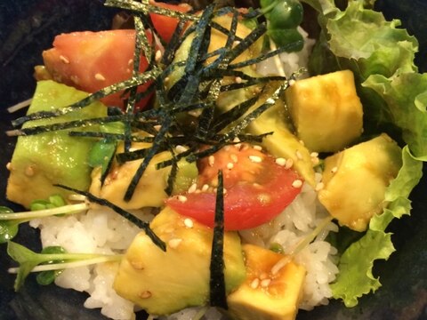 切って混ぜるだけ☆アボカドとトマトの丼